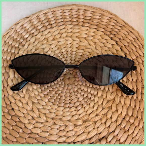 Reese Pointy Cat Eye Sunglasses - Picture 2 of 6